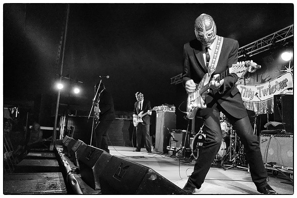 Los Straitjackets