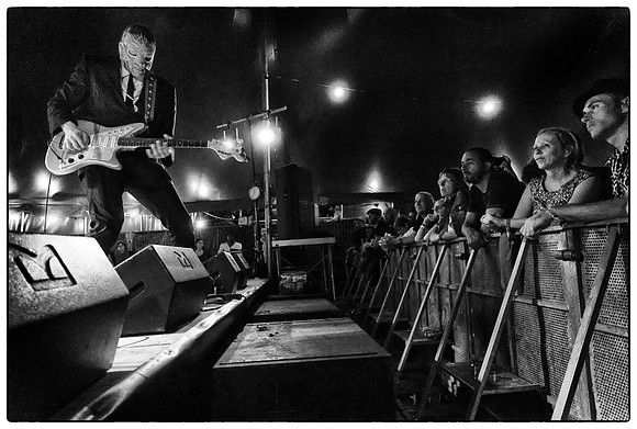 Los Straitjackets