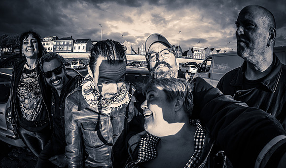Del Toro's checking out the other photographers boobies